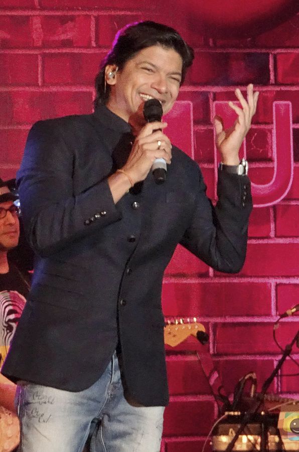 Shaan-performing-at-a-concert-in-Bangalore